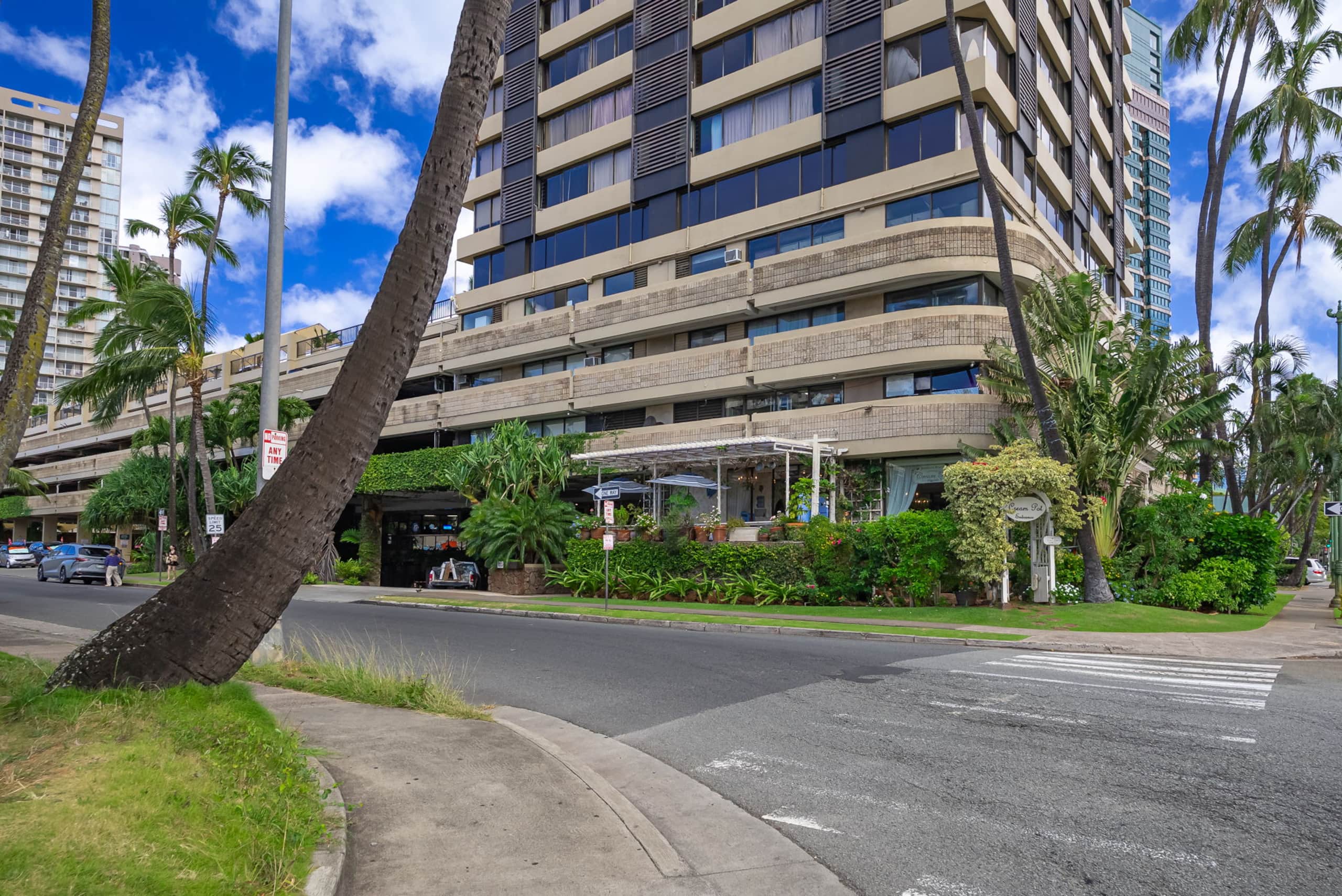 Condo in Honolulu · ★4.88 · 2 bedrooms · 4 beds · 2 private baths - Image 34
