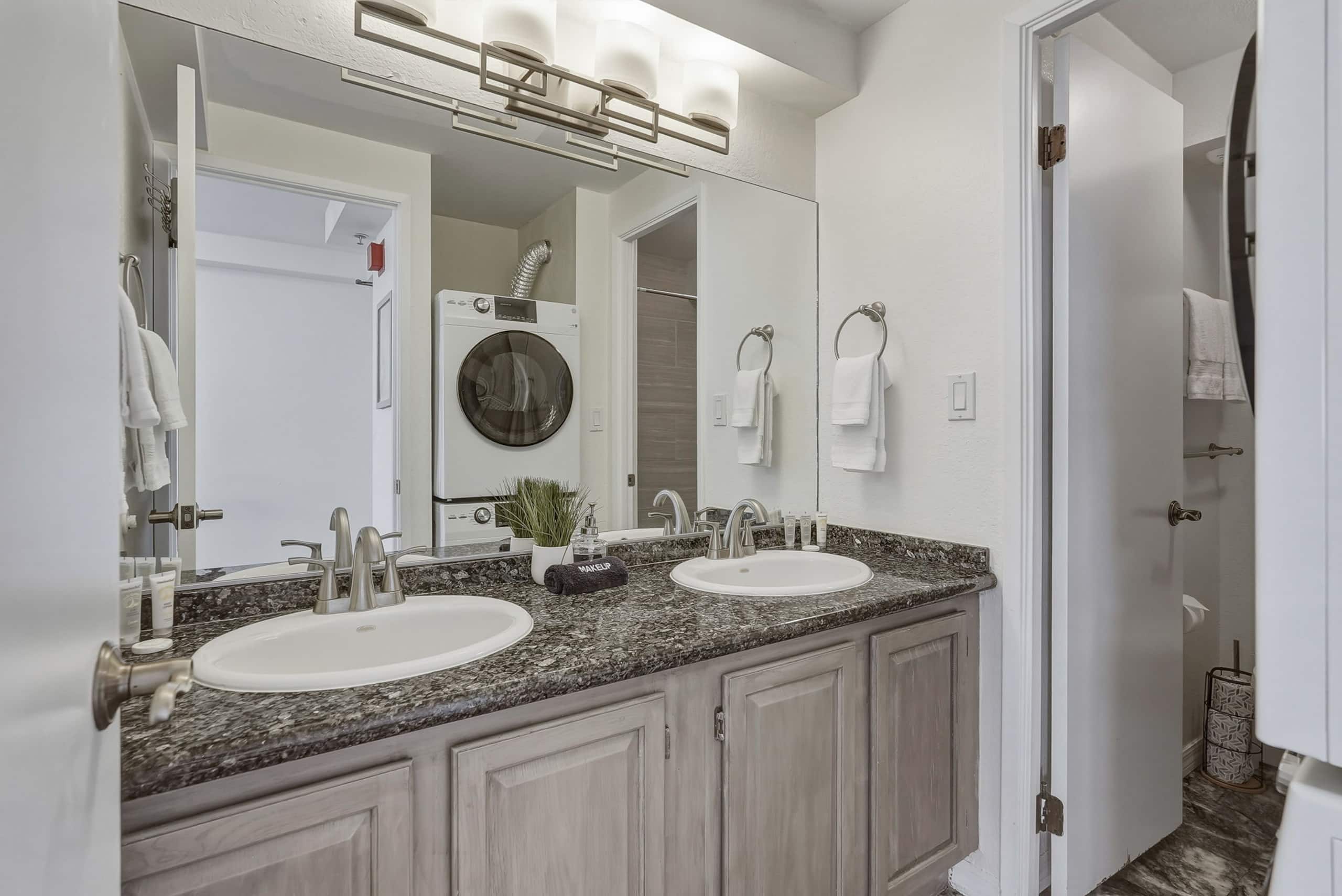 Condo in Honolulu · ★4.88 · 2 bedrooms · 4 beds · 2 private baths - Image 32