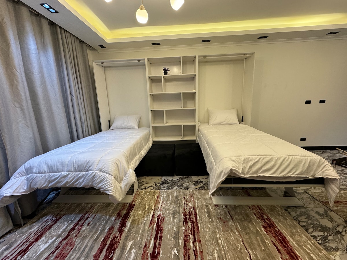 Esta habitación se puede plegar y utilizar para sentarse.