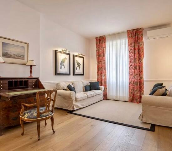 Newly renovated luxury flat in central Florence gallery image 2