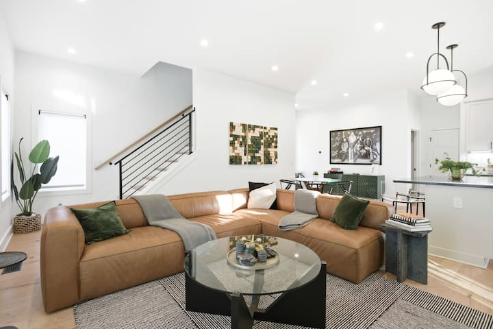 Lux Modern Home | Free Parking | 9 min to Broadway