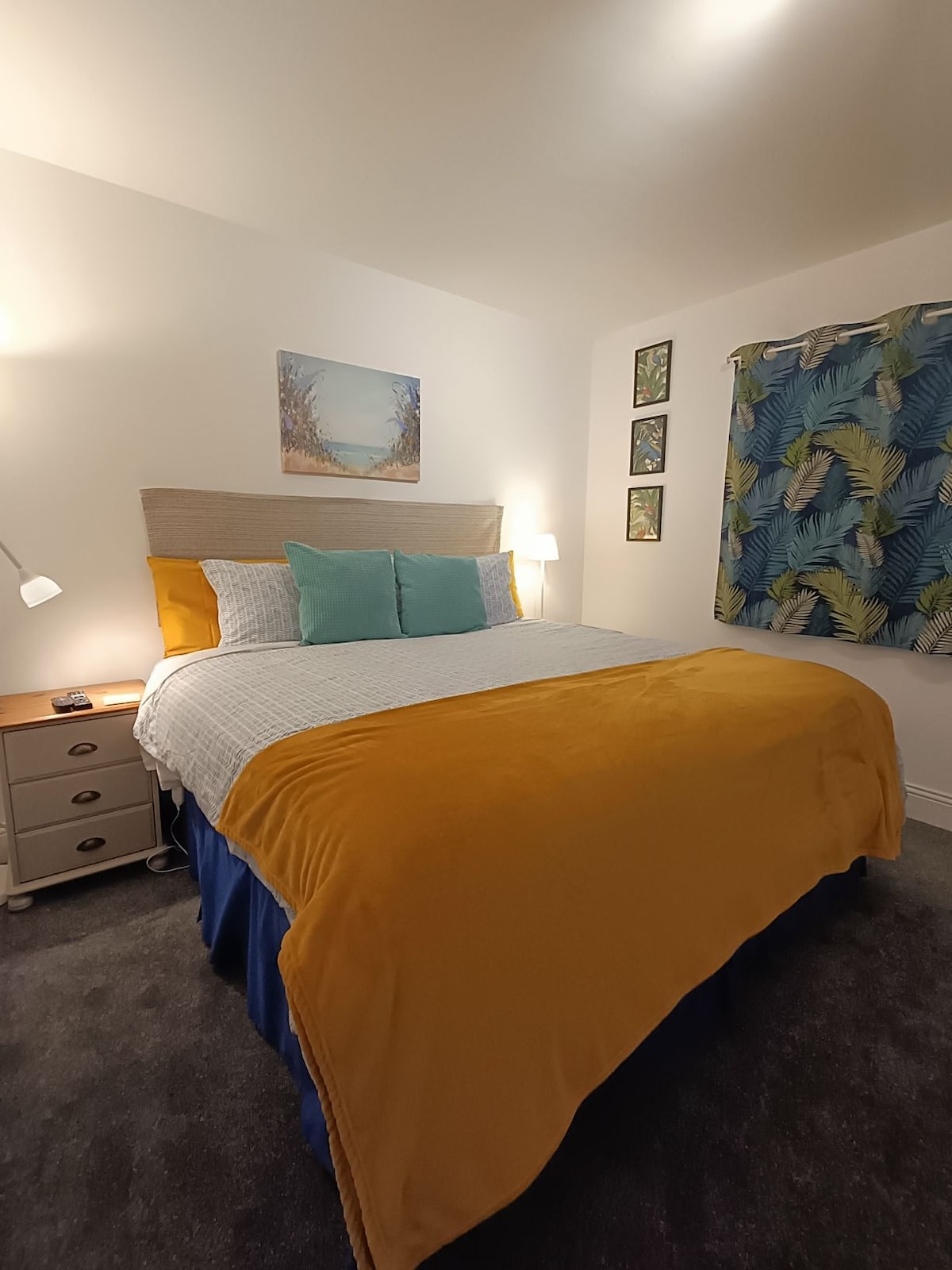 Მთავარი საძინებელი ქვედა სართულზე ლუქს-კლასის კომპლექტით. Სუპერსაწოლიანი საწოლი (2 მიბმული ერთადგილიანი). 43 " სმარტ-ტელევიზორი.