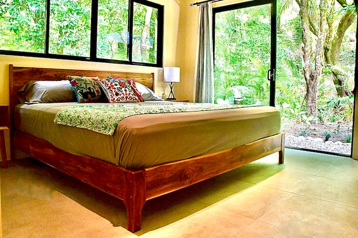 Брачна спална соба со најдобар поглед кон џунглата  