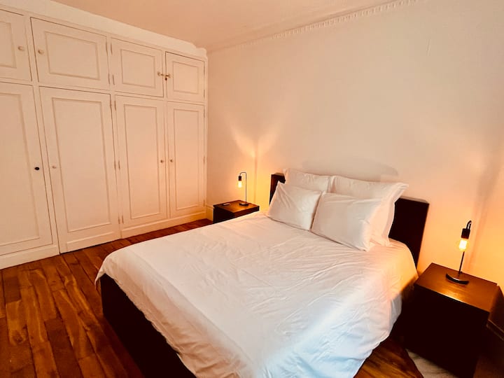 החדר השקט מאוד המשקיף על החצר הפנימית,  קינג סייז 160X200