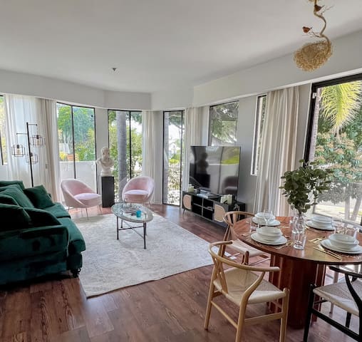 Lovely 2 Bedroom 2 Bathroom in Beverly Hills