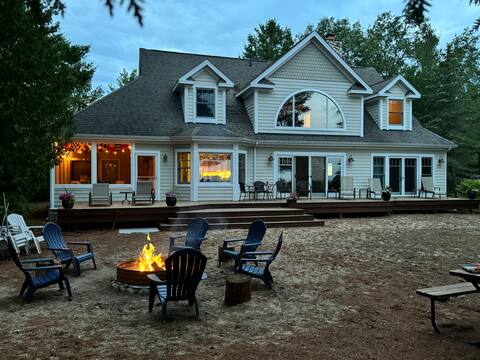 Lakehouse Between the Pines