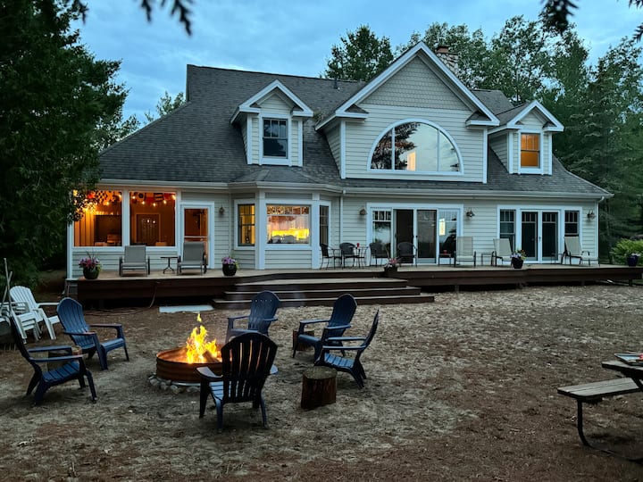 Lakehouse Between the Pines