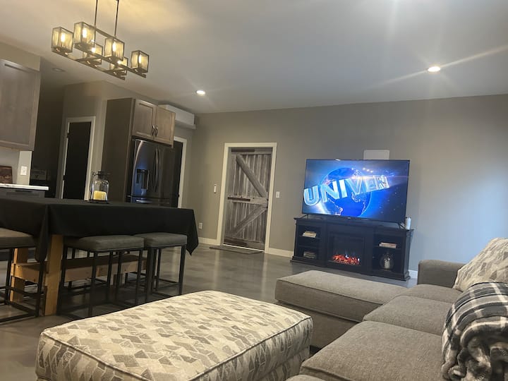 Henderson Guest House: Modern Meets Cozy! - Wisconsin Township