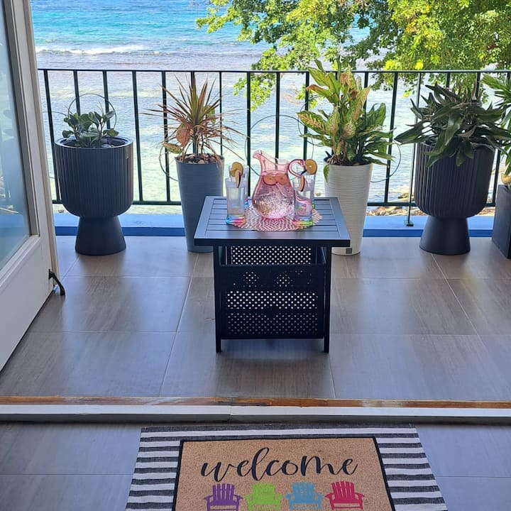 Modern Beachfront 1br, 1.5 Bath + Parking - Ocho Rios