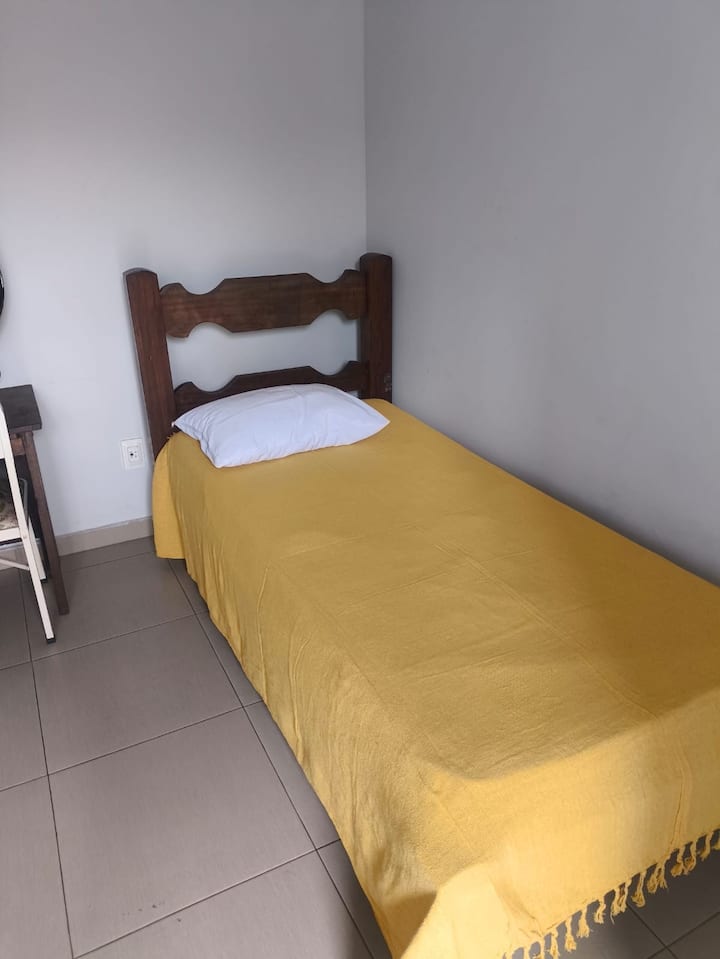 четврти ерген со ѕидарски шкаф, вентилатор и мала маса.