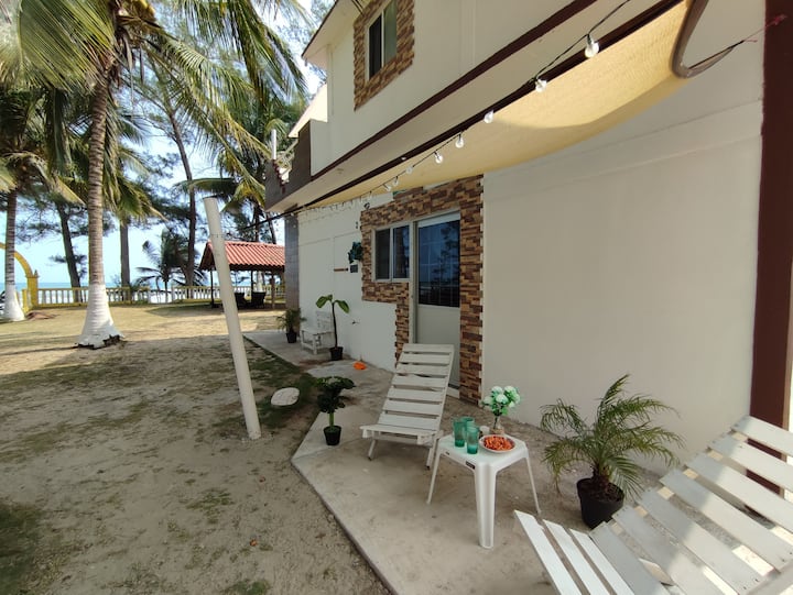 Კეთილი იყოს თქვენი მობრძანება მინი ‑ პლაჟის ბინაში, რომელიც აერთიანებს თანამედროვე და ეკოლოგიურად სუფთა დიზაინს ბუნებრივ სილამაზეს. Დამოუკიდებელი სივრცე მინიმალისტური გარემოთი და პირველადი საჭიროების ნივთებით დასასვენებლად. Დატკბით ხედებითა და სიმშვიდით.