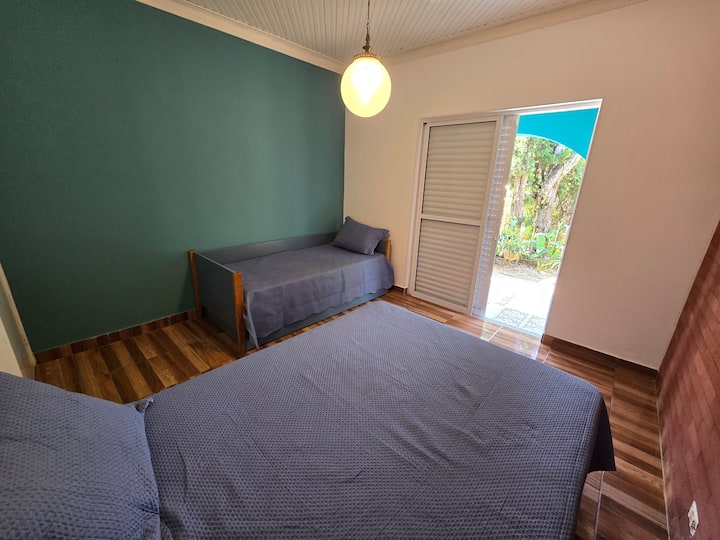 1 ორადგილიანი საწოლი და 1 ორადგილიანი საწოლი