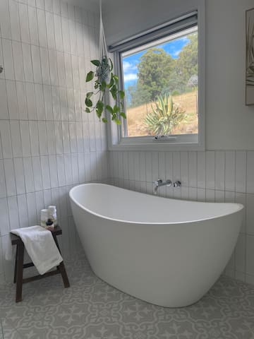 Hilltop Escape-Serenity Lives Here