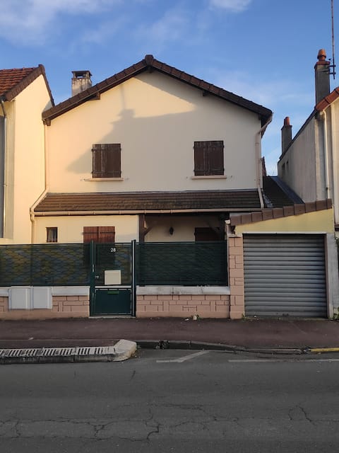 La Maison Duplex (Quiet/Private) near Paris/CDG.