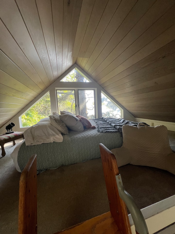 שינה בלופט היא הרפתקה מהנה שמעמידה אתכם ליד העצים ונוף של האוקיינוס מהמיטה. 