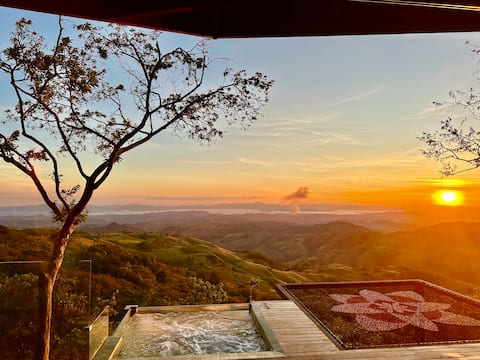 Magnolia Suite, therapeutic salt Jacuzzi, Monteverde