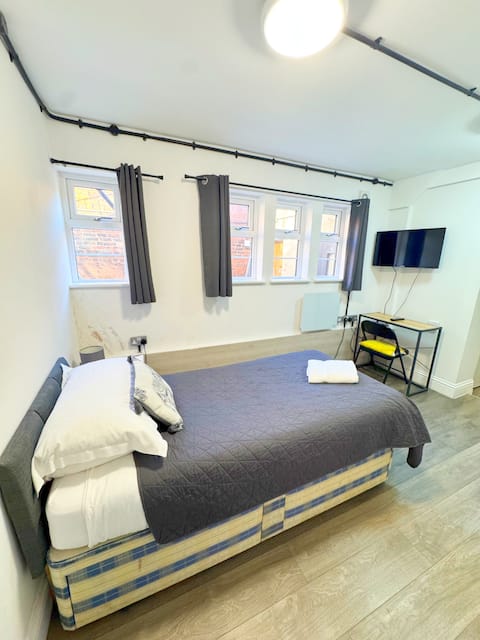 Top performing Airbnb: Private single studio (3) in central Wolverhampton in City Of Wolverhampton