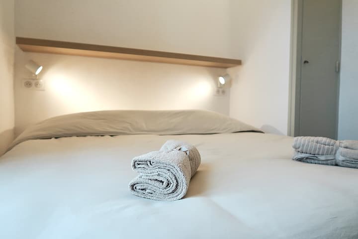 HABITACIÓN DOBLE, Cama de 160 cm con ropa de cama y toallas 