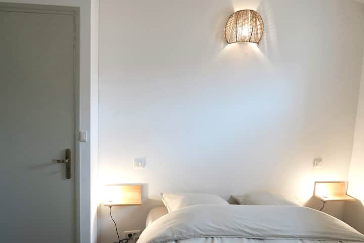 HABITACIÓN DOBLE, Cama de 160 cm con ropa de cama y toallas 