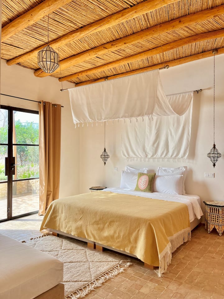Villa Barakah Essaouira - Grande chambre n°1 avec terrasse - Vue Piscine - Lit double King Size (180cmx200cm) et lit simple (80cmx190cm) 
