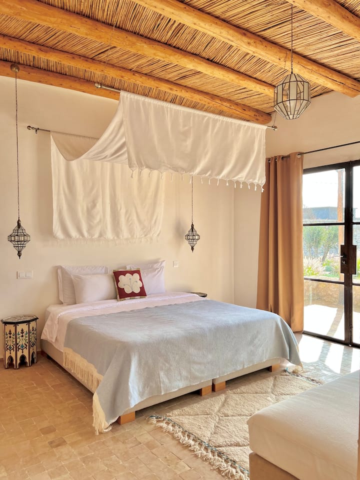 Villa Barakah Essaouira - Grande chambre n°2 avec terrasse - Vue Piscine - Lit double King Size (180cmx200cm) et lit simple (80cmx190cm) 