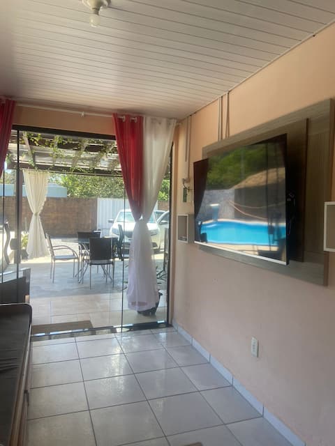 Anúncio popular: In Ubatuba, large swimming pool, pool table, ample space. em São Francisco Do Sul