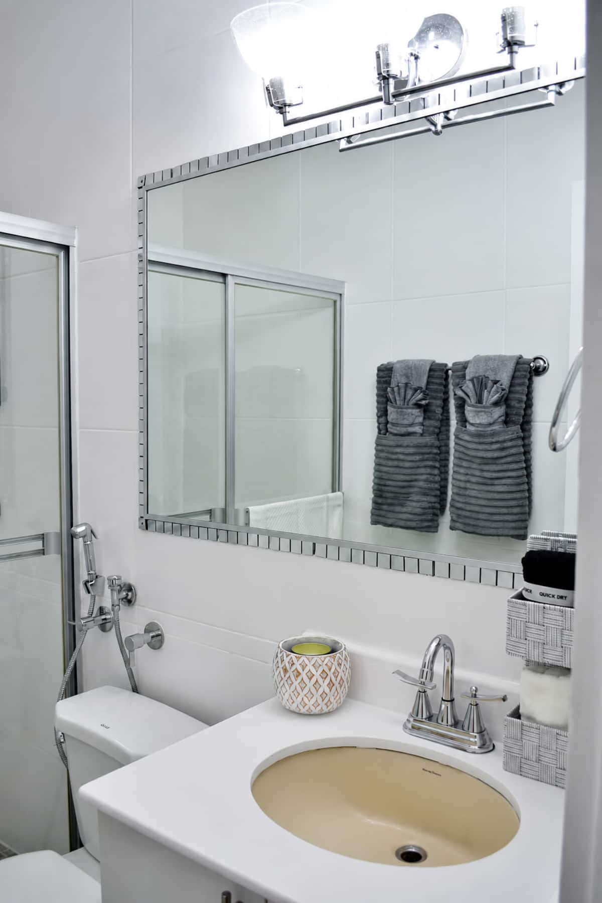 Clean full bathroom