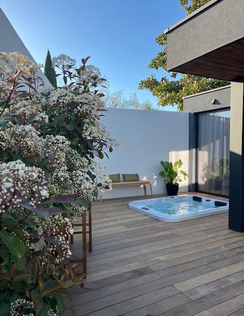Independent contemporary lodge with Jacuzzi