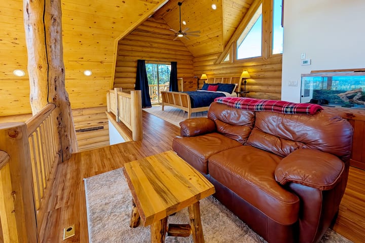 לופט פתוח עם מיטת קינג סייז קליפורניה נוחה ומרפסת צמודה