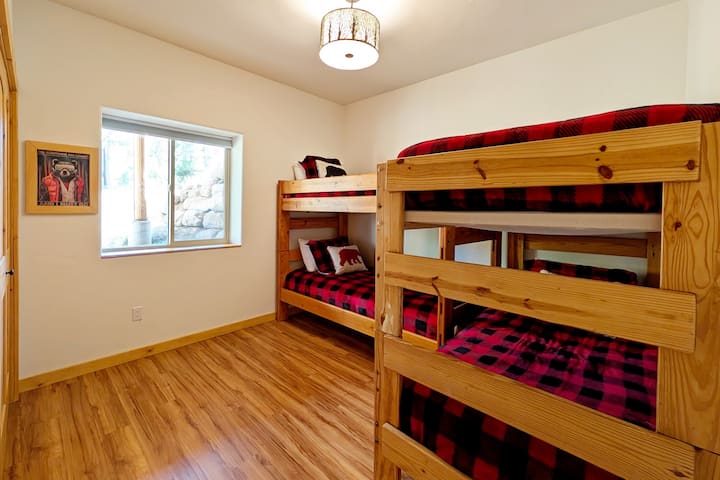 אספו את בני הדודים או החברים ותעבירו את הלילה בחדר המיטות שלנו, שמכיל ארבע מיטות יחיד