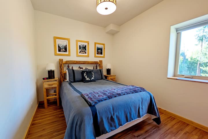 מיטת קווין סייז בחדר השינה במרתף משקיפה על הנקיק ליד הבית