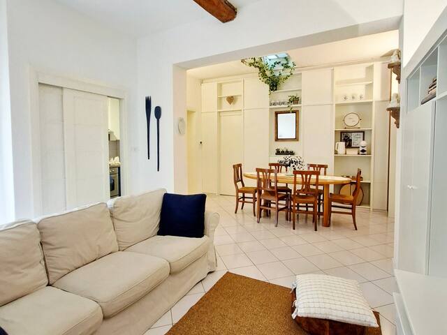 Kika – central spacious and quiet with terrace gallery image 2