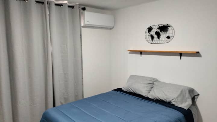 Habitación Principal con cómoda cama Queen size y Aire acondicionado.