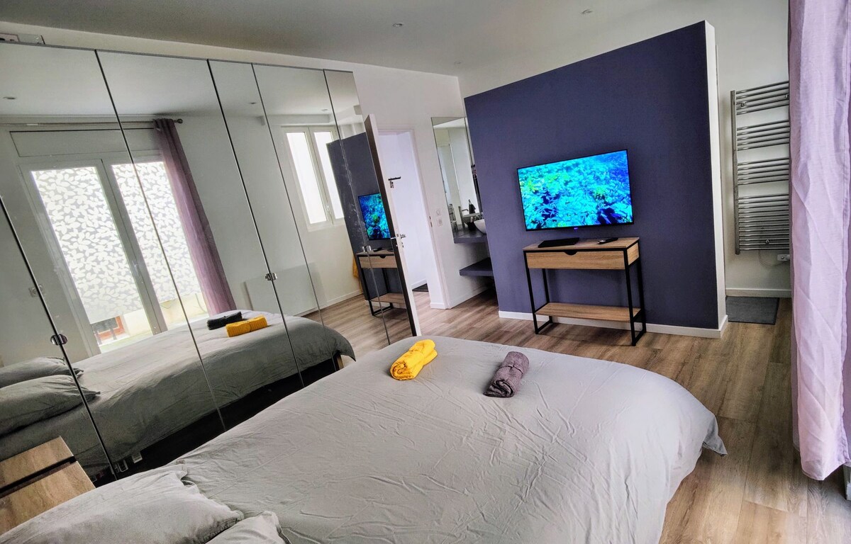 Много светла стая, с много голяма съблекалня и огледала, двойно легло, голям италиански душ, смарт телевизор, отделна мивка.