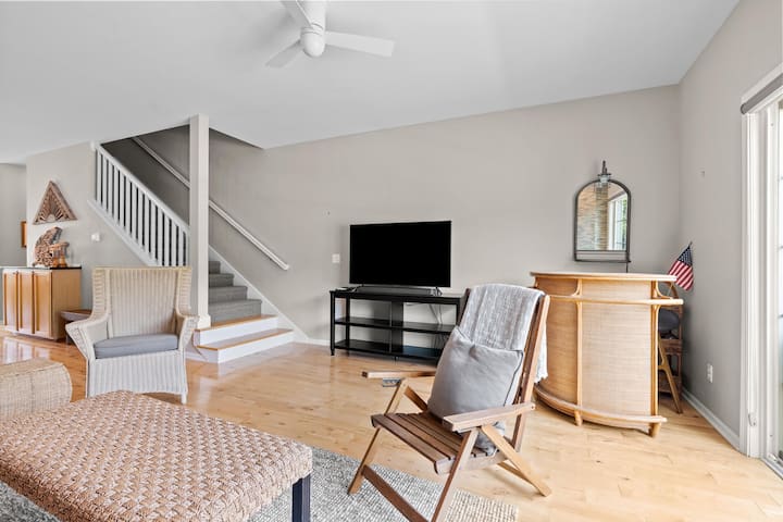 Downtown End Unit Condo: Balcony, Views, Spacious - Saugatuck, MI