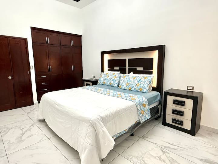 מיטת קינג סייז אם האורחים מביאים מיטה מתקפלת מתחת לגיל שנתיים עם מיזוג אוויר 