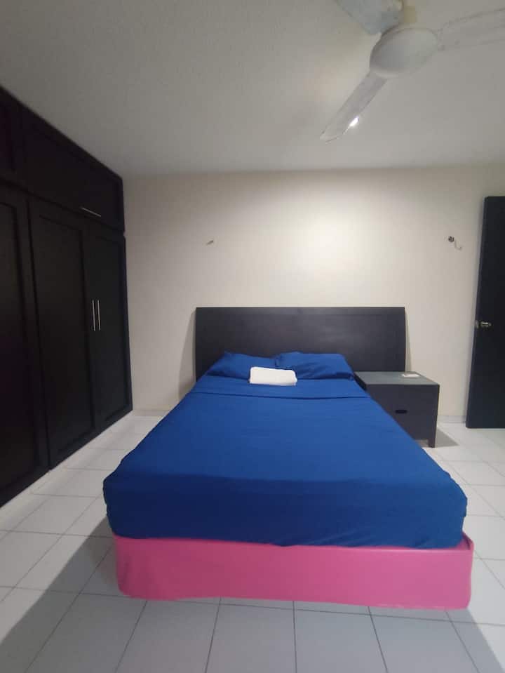 Krevat dopio me pamje nga ballkoni, koka e krevatit, komodina dhe dollapi.