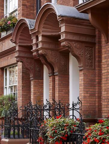 Elegant Mayfair Flat | 2BR 2BA | Walk to Oxford St gallery image 4