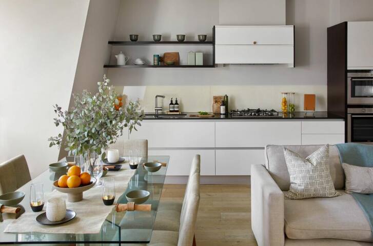 Elegant Mayfair Flat | 2BR 2BA | Walk to Oxford St gallery image 3