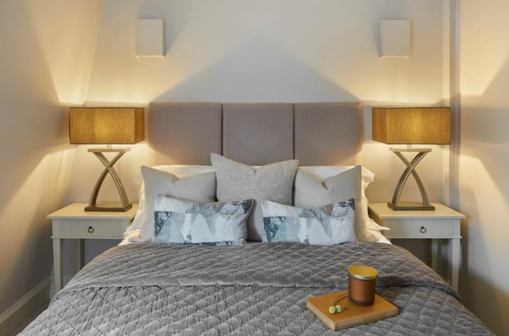 Elegant Mayfair Flat | 2BR 2BA | Walk to Oxford St gallery image 2