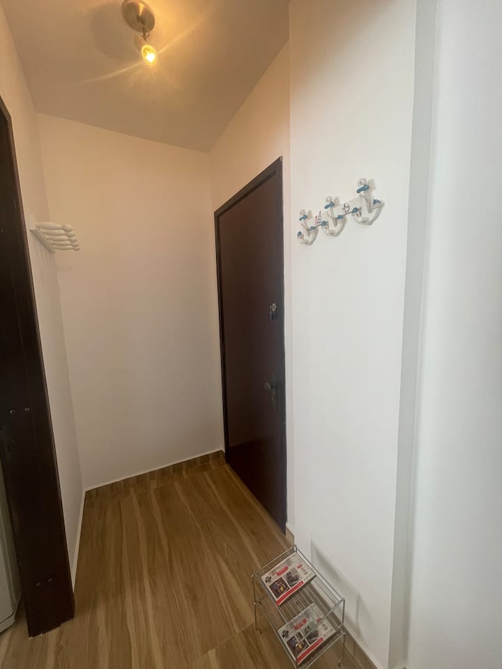 โถงทางเข้าพร้อมแจ็คเก็ตที่วางกุญแจ