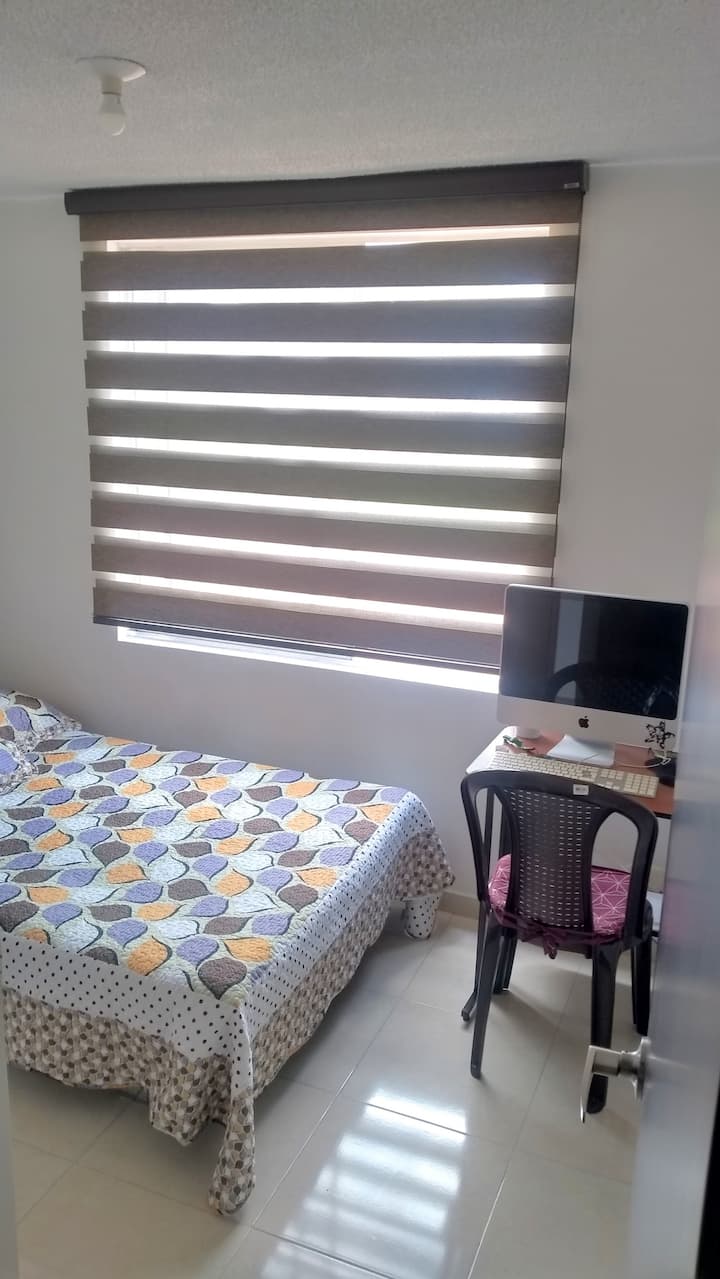 ห้องที่ฉันให้คุณมีผ้าห่ม ผ้าปูที่นอน และหมอน นอกจากนี้ยังมีโต๊ะทำงานให้คุณทำกิจกรรมได้อย่างสะดวกสบาย 

ห้องนี้มีขนาดเล็ก แต่สว่างและมีอากาศถ่ายเทดี

คอมพิวเตอร์เป็นของตกแต่ง 