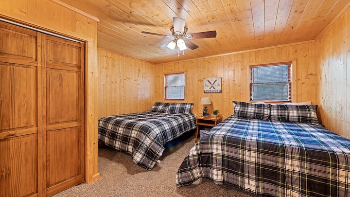 Deze slaapkamer biedt twee grote knusse bedden en grenst aan het volledige halbad.