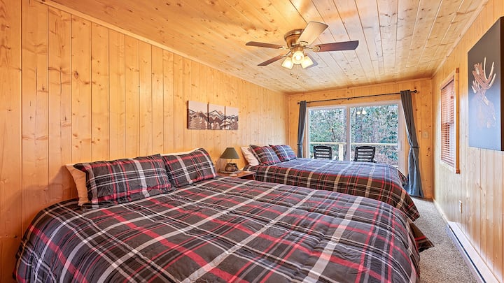 De kamer is geschikt voor 4 personen en heeft gezellige bedden, luxe beddengoed en directe toegang tot het achterdek en de kreek. Er is een volledig halbad ernaast voor het gemak van onze gasten 