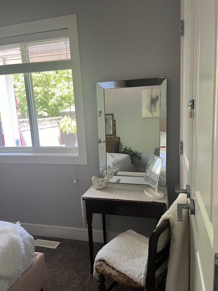 Tavolinë kotësie 
Ose tavolinë pune 