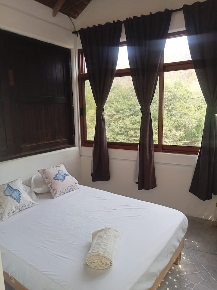 Táto izba má manželskú posteľ. 