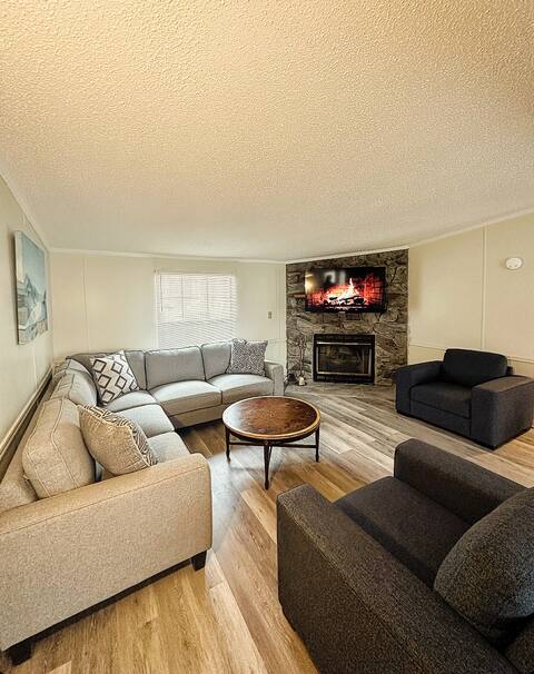 4 BDRM Lake Villa Sleeps 14 in the Heart of GOTL