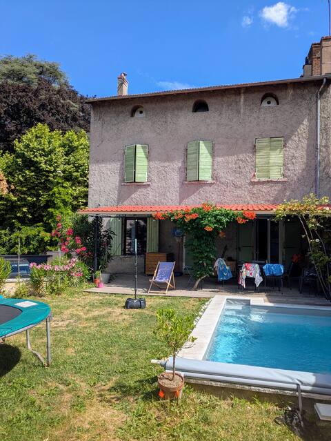House with pool 15 km from Lyon