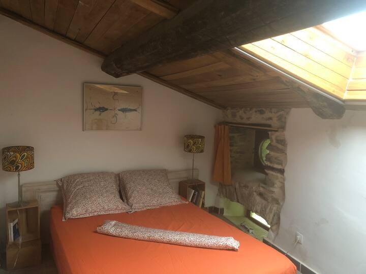 Hameau de la Maziere，塞文山脉的小屋，塞文山脉度假，塞文山脉租赁，小屋「sous les pommes」楼上卧室配有双人床