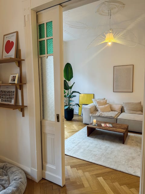 Successful Airbnb property: Stylish old building apartment near Alster & Schanze in Rotherbaum